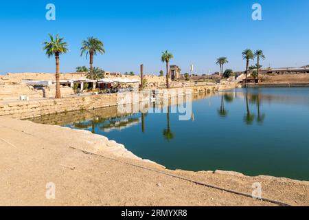 Der Karnak Tempel Heiliger See, der von Tuthmosis III. (1473-1458 v. Chr.) ausgegraben wurde, wurde von den Priestern für rituelle Waschungen in Luxor Ägypten genutzt. Stockfoto