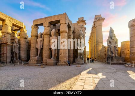 Blick auf die Tempelkolonnade von Amenhotep III. Vom Innenhof von Ramses II im Luxor-Tempel in Luxor, Theben, Ägypten. Stockfoto