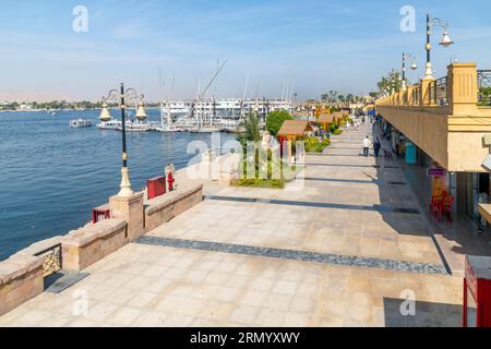 Eine Uferpromenade mit Geschäften und Cafés am Nil in der Nähe des Luxor-Tempels in Luxor, Ägypten. Stockfoto