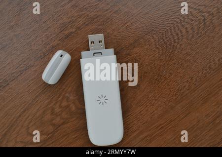 Die neueste Generation des USB 5G-Modems schließt sich für eine Internetverbindung und ermöglicht so eine schnelle, effiziente und moderne Verbindung. 5G-Chip-Technologie sorgt für mobile Geschwindigkeit Stockfoto