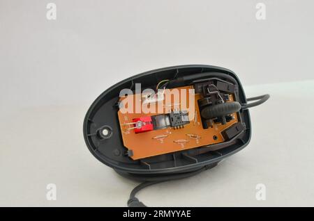 Offene Computermaus mit freiliegender elektronischer Schaltung für Wartung, Symbol der Technologie und moderner Computertechnik. Perfekt für Technologiekonzepte, Digit Stockfoto