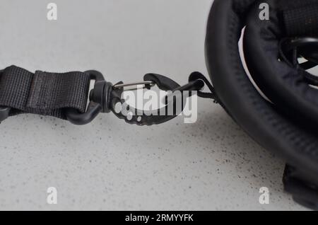 Schwarzer Hosenträger oder Gürtel, elegantes und hochwertiges Accessoire, das Ihren Stil abrundet. Konzept für Rucksäcke oder Militärzubehör. Stockfoto