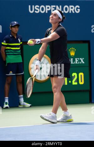 Ons Jabeur (tun) nahm an der 1. Runde der Women's Singles beim US Open Tennis 2023 Teil. Stockfoto