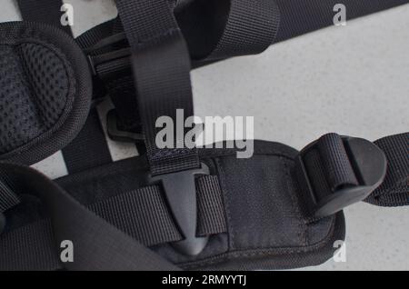 Schwarzer Hosenträger oder Gürtel, elegantes und hochwertiges Accessoire, das Ihren Stil abrundet. Konzept für Rucksäcke oder Militärzubehör. Stockfoto