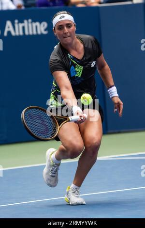 Ons Jabeur (tun) nahm an der 1. Runde der Women's Singles beim US Open Tennis 2023 Teil. Stockfoto