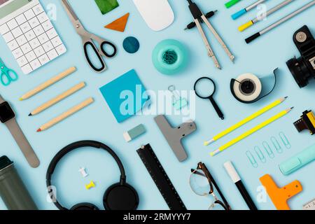 Zurück in die Schule, die Wohnung liegt auf blauem Hintergrund. Bürobedarf auf blauem Hintergrund. Stockfoto