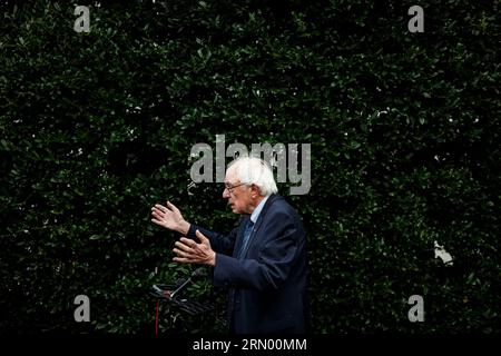 Washington, Vereinigte Staaten. 30. August 2023. US-Senatorin Bernie Sanders (unabhängig von Vermont) spricht vor dem Westflügel des Weißen Hauses in Washington, DC, nach einem Treffen mit US-Präsident Joe Biden im Weißen Haus am 30. August 2023. Quelle: Samuel Corum/Pool über CNP/dpa/Alamy Live News Stockfoto