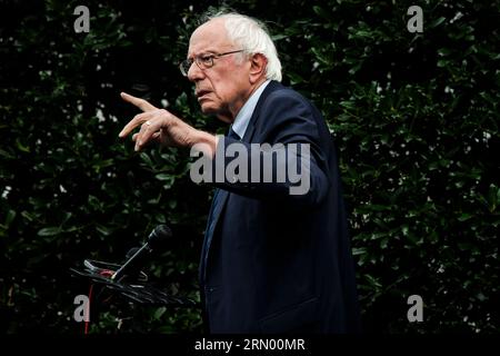 Washington, Vereinigte Staaten. 30. August 2023. US-Senatorin Bernie Sanders (unabhängig von Vermont) spricht vor dem Westflügel des Weißen Hauses in Washington, DC, nach einem Treffen mit US-Präsident Joe Biden im Weißen Haus am 30. August 2023. Quelle: Samuel Corum/Pool über CNP/dpa/Alamy Live News Stockfoto