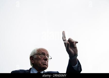 Washington, Vereinigte Staaten. 30. August 2023. US-Senatorin Bernie Sanders (unabhängig von Vermont) spricht vor dem Westflügel des Weißen Hauses in Washington, DC, nach einem Treffen mit US-Präsident Joe Biden im Weißen Haus am 30. August 2023. Quelle: Samuel Corum/Pool über CNP/dpa/Alamy Live News Stockfoto