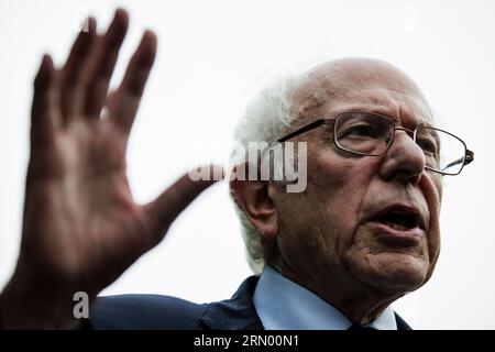 Washington, Vereinigte Staaten. 30. August 2023. US-Senatorin Bernie Sanders (unabhängig von Vermont) spricht vor dem Westflügel des Weißen Hauses in Washington, DC, nach einem Treffen mit US-Präsident Joe Biden im Weißen Haus am 30. August 2023. Quelle: Samuel Corum/Pool über CNP/dpa/Alamy Live News Stockfoto