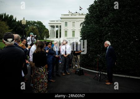 Washington, Vereinigte Staaten. 30. August 2023. US-Senatorin Bernie Sanders (unabhängig von Vermont) spricht vor dem Westflügel des Weißen Hauses in Washington, DC, nach einem Treffen mit US-Präsident Joe Biden im Weißen Haus am 30. August 2023. Quelle: Samuel Corum/Pool über CNP/dpa/Alamy Live News Stockfoto