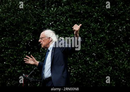 Washington, Vereinigte Staaten. 30. August 2023. US-Senatorin Bernie Sanders (unabhängig von Vermont) spricht vor dem Westflügel des Weißen Hauses in Washington, DC, nach einem Treffen mit US-Präsident Joe Biden im Weißen Haus am 30. August 2023. Quelle: Samuel Corum/Pool über CNP/dpa/Alamy Live News Stockfoto