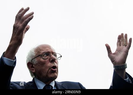 Washington, Vereinigte Staaten. 30. August 2023. US-Senatorin Bernie Sanders (unabhängig von Vermont) spricht vor dem Westflügel des Weißen Hauses in Washington, DC, nach einem Treffen mit US-Präsident Joe Biden im Weißen Haus am 30. August 2023. Quelle: Samuel Corum/Pool über CNP/dpa/Alamy Live News Stockfoto