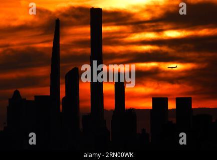 Flushing Meadow, United Erklärte. 30. August 2023. Der Himmel hinter der Skyline von Manhattan wird beim Sonnenuntergang vom Arthur Ashe Stadium bei den US Open Tennis Championships 2023 im USTA Billie Jean King National Tennis Center am Mittwoch, den 30. August 2023 in New York City orange. Foto von John Angelillo/UPI Credit: UPI/Alamy Live News Stockfoto