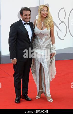 Venedig Lido, Italien. 30. August 2023. Gerolamo Cangiano (l) und Valeria Marini (r) besuchen das Filmfestival Venedig, das den roten Teppich im Palazzo del Cinema Venice Lido eröffnet. Quelle: SOPA Images Limited/Alamy Live News Stockfoto