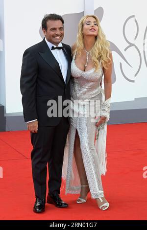 Venedig Lido, Italien. 30. August 2023. Gerolamo Cangiano (l) und Valeria Marini (r) besuchen das Filmfestival Venedig, das den roten Teppich im Palazzo del Cinema Venice Lido eröffnet. (Foto: Mario Cartelli/SOPA Images/SIPA USA) Credit: SIPA USA/Alamy Live News Stockfoto