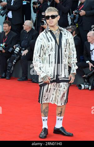 Venedig Lido, Italien. 30. August 2023. Lazza nimmt am Venedig Film Festival Teil, das den roten Teppich im Palazzo del Cinema Venice Lido eröffnet. (Foto: Mario Cartelli/SOPA Images/SIPA USA) Credit: SIPA USA/Alamy Live News Stockfoto