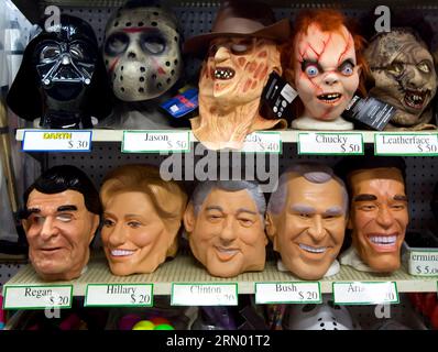 Halloween-Masken in einem Geschäft auf dem Hollywood Blvd. Darunter sind Monster und US-Politiker aus den 1980er Jahren, Los Angeles, Kalifornien, USA Stockfoto