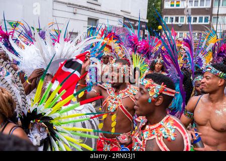 London, Großbritannien. 28. August 2023. Das bunte Publikum tanzt, singt und spaziert auf der Parade des Notting Hill Carnival in London. Der Notting Hill Carnival ist eines der größten Straßenfeste der Welt. Es begann 1966, entstand aber aus dem Karibischen Karneval, der 1959 mit der Immigrantengemeinschaft aus Trinidad und Tobago organisiert wurde. In diesem Jahr feiert der Notting Hill Carnival den 50. Jahrestag der Einführung der Soundsysteme und Mas-Bands. Außerdem jährt sich der 75. Jahrestag der Ankunft der Passagiere der Empire Windrush in Großbritannien. (Bild: © Kr Stockfoto