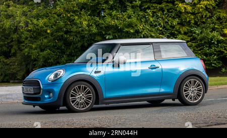 Whittlebury, Northants, UK - 27. August 2023: 2016 blaues Mini Cooper Auto, das auf einer englischen Landstraße fährt Stockfoto