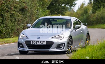 Whittlebury, Northants, UK - 27. August 2023: 2017 silbernes Subaru BRZ-Auto, das auf einer englischen Landstraße fährt Stockfoto