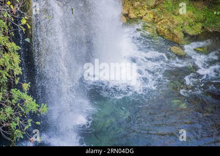 Der obere Duden-Wasserfall wird Alexander Falls genannt. Das paradiesische Hinterland des Wasserfalls ist grün in Antalya, Türkei. Tourismus und Stockfoto