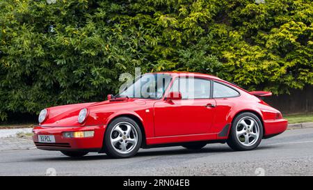 Whittlebury, Northants, UK -27. August 2023: 1990 roter Porsche 911 auf einer englischen Landstraße Stockfoto