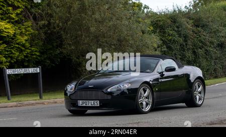 Whittlebury, Northants, UK - 27. August 2023: 2009 schwarzes Aston Martin Vantage V8 Auto, das auf einer englischen Landstraße fährt Stockfoto