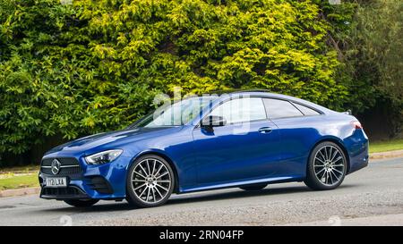 Whittlebury, Northants, UK - 27. August 2023: 2021 blaues Auto der Linie Mercedes Benz e 220 AMG, das auf einer englischen Landstraße fährt Stockfoto