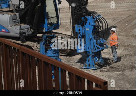 Tijuana, Baja California, Mexiko. 30. August 2023. Die Bauarbeiten werden an der Strandgrenze von Playas de Tijuana fortgesetzt, die San Diego und Baja California, Mexiko, trennt. Die Demontage der Primärzäune erfolgte, als die Arbeiter am Mittwoch, dem 30. August 2023, ein 20-Fuß-Loch gruben, um 30-Fuß-Wandpaneele zu installieren, die durch die Mitte des Friendship Park und entlang des Strandes in den Pazifischen Ozean führen. (Bild: © Carlos A. Moreno/ZUMA Press Wire) NUR REDAKTIONELLE VERWENDUNG! Nicht für kommerzielle ZWECKE! Stockfoto