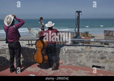 Tijuana, Baja California, Mexiko. 30. August 2023. Die Bauarbeiten werden an der Strandgrenze von Playas de Tijuana fortgesetzt, die San Diego und Baja California, Mexiko, trennt. Die Demontage der Primärzäune erfolgte, als die Arbeiter am Mittwoch, dem 30. August 2023, ein 20-Fuß-Loch gruben, um 30-Fuß-Wandpaneele zu installieren, die durch die Mitte des Friendship Park und entlang des Strandes in den Pazifischen Ozean führen. (Bild: © Carlos A. Moreno/ZUMA Press Wire) NUR REDAKTIONELLE VERWENDUNG! Nicht für kommerzielle ZWECKE! Stockfoto