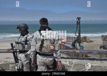 Tijuana, Baja California, Mexiko. 30. August 2023. Mitglieder der mexikanischen Nationalgarde patrouillieren entlang des Baus, der an der Strandgrenze von Playas de Tijuana verläuft, die San Diego und Baja California, Mexiko, trennt. Die Demontage der Primärzäune erfolgte, als die Arbeiter am Mittwoch, dem 30. August 2023, ein 20-Fuß-Loch gruben, um 30-Fuß-Wandpaneele zu installieren, die durch die Mitte des Friendship Park und entlang des Strandes in den Pazifischen Ozean führen. (Bild: © Carlos A. Moreno/ZUMA Press Wire) NUR REDAKTIONELLE VERWENDUNG! Nicht für kommerzielle ZWECKE! Stockfoto