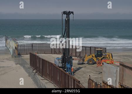 Tijuana, Baja California, Mexiko. 30. August 2023. Die Bauarbeiten werden an der Strandgrenze von Playas de Tijuana fortgesetzt, die San Diego und Baja California, Mexiko, trennt. Die Demontage der Primärzäune erfolgte, als die Arbeiter am Mittwoch, dem 30. August 2023, ein 20-Fuß-Loch gruben, um 30-Fuß-Wandpaneele zu installieren, die durch die Mitte des Friendship Park und entlang des Strandes in den Pazifischen Ozean führen. (Bild: © Carlos A. Moreno/ZUMA Press Wire) NUR REDAKTIONELLE VERWENDUNG! Nicht für kommerzielle ZWECKE! Stockfoto