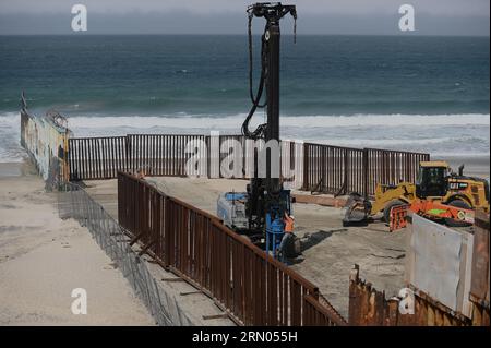 Tijuana, Baja California, Mexiko. 30. August 2023. Die Bauarbeiten werden an der Strandgrenze von Playas de Tijuana fortgesetzt, die San Diego und Baja California, Mexiko, trennt. Die Demontage der Primärzäune erfolgte, als die Arbeiter am Mittwoch, dem 30. August 2023, ein 20-Fuß-Loch gruben, um 30-Fuß-Wandpaneele zu installieren, die durch die Mitte des Friendship Park und entlang des Strandes in den Pazifischen Ozean führen. (Bild: © Carlos A. Moreno/ZUMA Press Wire) NUR REDAKTIONELLE VERWENDUNG! Nicht für kommerzielle ZWECKE! Stockfoto