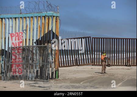 Tijuana, Baja California, Mexiko. 30. August 2023. Die Bauarbeiten werden an der Strandgrenze von Playas de Tijuana fortgesetzt, die San Diego und Baja California, Mexiko, trennt. Die Demontage der Primärzäune erfolgte, als die Arbeiter am Mittwoch, dem 30. August 2023, ein 20-Fuß-Loch gruben, um 30-Fuß-Wandpaneele zu installieren, die durch die Mitte des Friendship Park und entlang des Strandes in den Pazifischen Ozean führen. (Bild: © Carlos A. Moreno/ZUMA Press Wire) NUR REDAKTIONELLE VERWENDUNG! Nicht für kommerzielle ZWECKE! Stockfoto