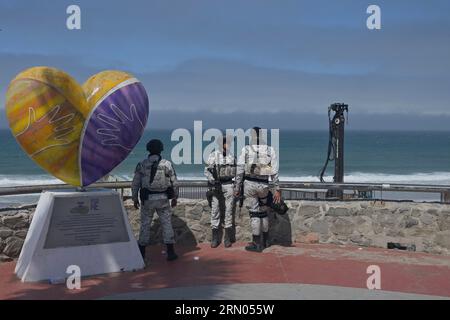 Tijuana, Baja California, Mexiko. 30. August 2023. Mitglieder der mexikanischen Nationalgarde patrouillieren entlang des Baus, der an der Strandgrenze von Playas de Tijuana verläuft, die San Diego und Baja California, Mexiko, trennt. Die Demontage der Primärzäune erfolgte, als die Arbeiter am Mittwoch, dem 30. August 2023, ein 20-Fuß-Loch gruben, um 30-Fuß-Wandpaneele zu installieren, die durch die Mitte des Friendship Park und entlang des Strandes in den Pazifischen Ozean führen. (Bild: © Carlos A. Moreno/ZUMA Press Wire) NUR REDAKTIONELLE VERWENDUNG! Nicht für kommerzielle ZWECKE! Stockfoto