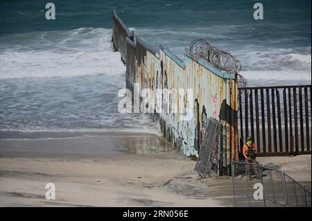 Tijuana, Baja California, Mexiko. 30. August 2023. Die Bauarbeiten werden an der Strandgrenze von Playas de Tijuana fortgesetzt, die San Diego und Baja California, Mexiko, trennt. Die Demontage der Primärzäune erfolgte, als die Arbeiter am Mittwoch, dem 30. August 2023, ein 20-Fuß-Loch gruben, um 30-Fuß-Wandpaneele zu installieren, die durch die Mitte des Friendship Park und entlang des Strandes in den Pazifischen Ozean führen. (Bild: © Carlos A. Moreno/ZUMA Press Wire) NUR REDAKTIONELLE VERWENDUNG! Nicht für kommerzielle ZWECKE! Stockfoto