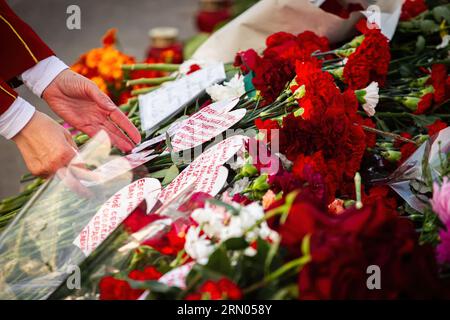 Eine Frau kam, um Blumen zum Gedenken an den Leiter der Wagner-Gruppe, Jewgeni Prigozhin, in einer spontanen Gedenkstätte in der Nähe des Gebäudes des PMC Wagner Center in St. Petersburg zu legen. Am Mittwoch, den 23. August, bestätigte die Federal Air Transport Agency in einer Erklärung den Tod von 10 Personen, die an Bord eines Geschäftsflugzeugs waren, das dem Geschäftsmann und Gründer von Wagner PMC Yevgeny Prigozhin gehörte, der in der Region Tver, Russland, abgestürzt war. Die Federal Air Transport Agency bestätigte auch, dass Jewgeni Prigozhin auf der Liste der 10 Personen an Bord stand, darunter 3 Besatzungsmitglieder. Auf dieser Liste stand auch Prigozh Stockfoto