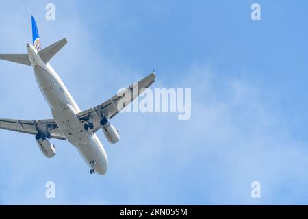 New Orleans, LA, USA - 17. JULI 2023: Draufsicht auf einen United Airline Jet, der sich einer Landung mit heruntergefahrenen Rädern nähert Stockfoto