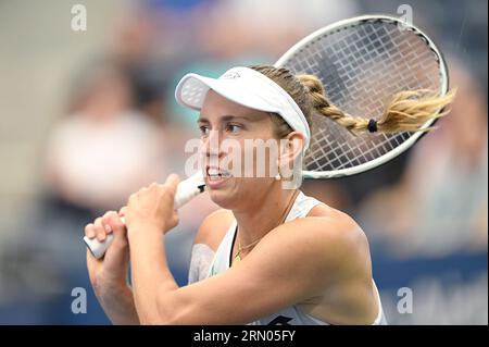 New York, USA. 30. August 2023. Die Belgierin Elise Mertens spielt gegen Danielle Collins aus den Vereinigten Staaten während der Women's Singles Round 2 beim US Open Tennis-Turnier 2023 im Flushing Meadow Corona Park in Queens, New York, NY, 30. August 2023. (Foto: Anthony Behar/SIPA USA) Credit: SIPA USA/Alamy Live News Stockfoto