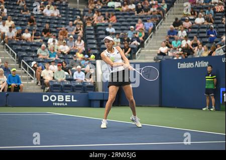 New York, USA. 30. August 2023. Die Belgierin Elise Mertens spielt gegen Danielle Collins aus den Vereinigten Staaten während der Women's Singles Round 2 beim US Open Tennis-Turnier 2023 im Flushing Meadow Corona Park in Queens, New York, NY, 30. August 2023. (Foto: Anthony Behar/SIPA USA) Credit: SIPA USA/Alamy Live News Stockfoto