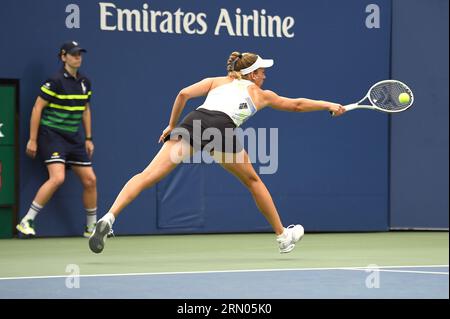 New York, USA. 30. August 2023. Die Belgierin Elise Mertens spielt gegen Danielle Collins aus den Vereinigten Staaten während der Women's Singles Round 2 beim US Open Tennis-Turnier 2023 im Flushing Meadow Corona Park in Queens, New York, NY, 30. August 2023. (Foto: Anthony Behar/SIPA USA) Credit: SIPA USA/Alamy Live News Stockfoto