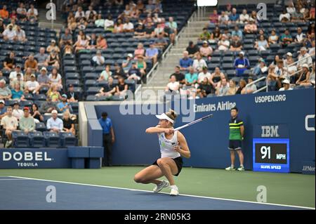 New York, USA. 30. August 2023. Die Belgierin Elise Mertens spielt gegen Danielle Collins aus den Vereinigten Staaten während der Women's Singles Round 2 beim US Open Tennis-Turnier 2023 im Flushing Meadow Corona Park in Queens, New York, NY, 30. August 2023. (Foto: Anthony Behar/SIPA USA) Credit: SIPA USA/Alamy Live News Stockfoto