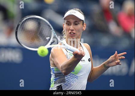 New York, USA. 30. August 2023. Die Belgierin Elise Mertens spielt gegen Danielle Collins aus den Vereinigten Staaten während der Women's Singles Round 2 beim US Open Tennis-Turnier 2023 im Flushing Meadow Corona Park in Queens, New York, NY, 30. August 2023. (Foto: Anthony Behar/SIPA USA) Credit: SIPA USA/Alamy Live News Stockfoto