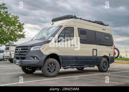 Loveland, CO, USA - 25. August 2023: Winnebago Revel Wohnmobil mit Mountainbike auf Gepäckträgern. Stockfoto