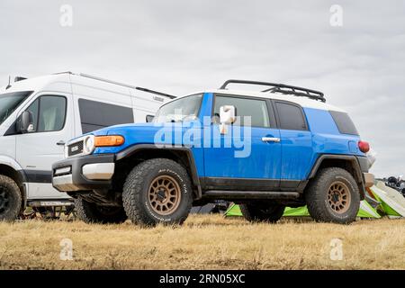 Loveland, CO, USA - 26. August 2023: Toyota FJ Cruiser 4wd SUV mit Dachträgern auf einem belebten Campingplatz. Stockfoto