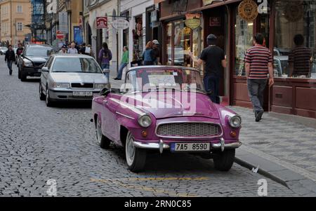 Legendärer tschechischer Oldtimer Skoda Felicia Roadster im Prager Stadtzentrum. Wird für Besichtigungstouren für Touristen verwendet. Stockfoto