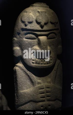 Antikes religiöses Denkmal und megalithische präkolumbianische Skulptur im San Agustín Archäologischen Park, Kolumbien, Steinstatuen, UNESCO-WELTKULTURERBE. Stockfoto