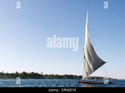 Feluka segelt auf dem Nil. Ägypten Stockfoto