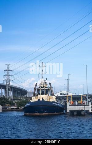 Bilder aus dem Hafen von Melbourne an einem schönen sonnigen Tag, mit Schwerpunkt auf Schleppern, die auf Arbeit warteten. Stockfoto